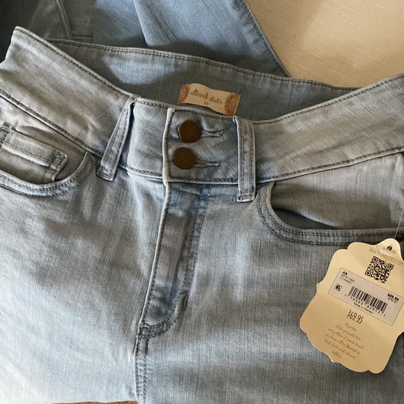 Size 27 nwt light wash flared jeans. - Picture 2 of 2